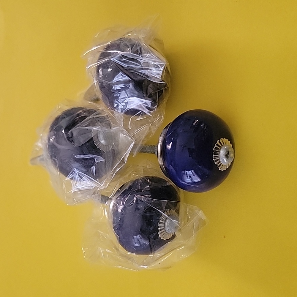 (4) Ceramic cabinet knobs or drawer pulls - Picture 3 of 4